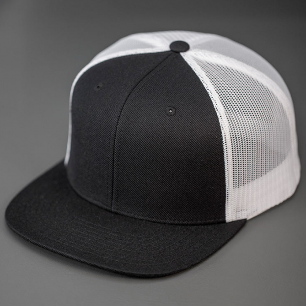 Topi trucker dengan jaring di bagian belakang